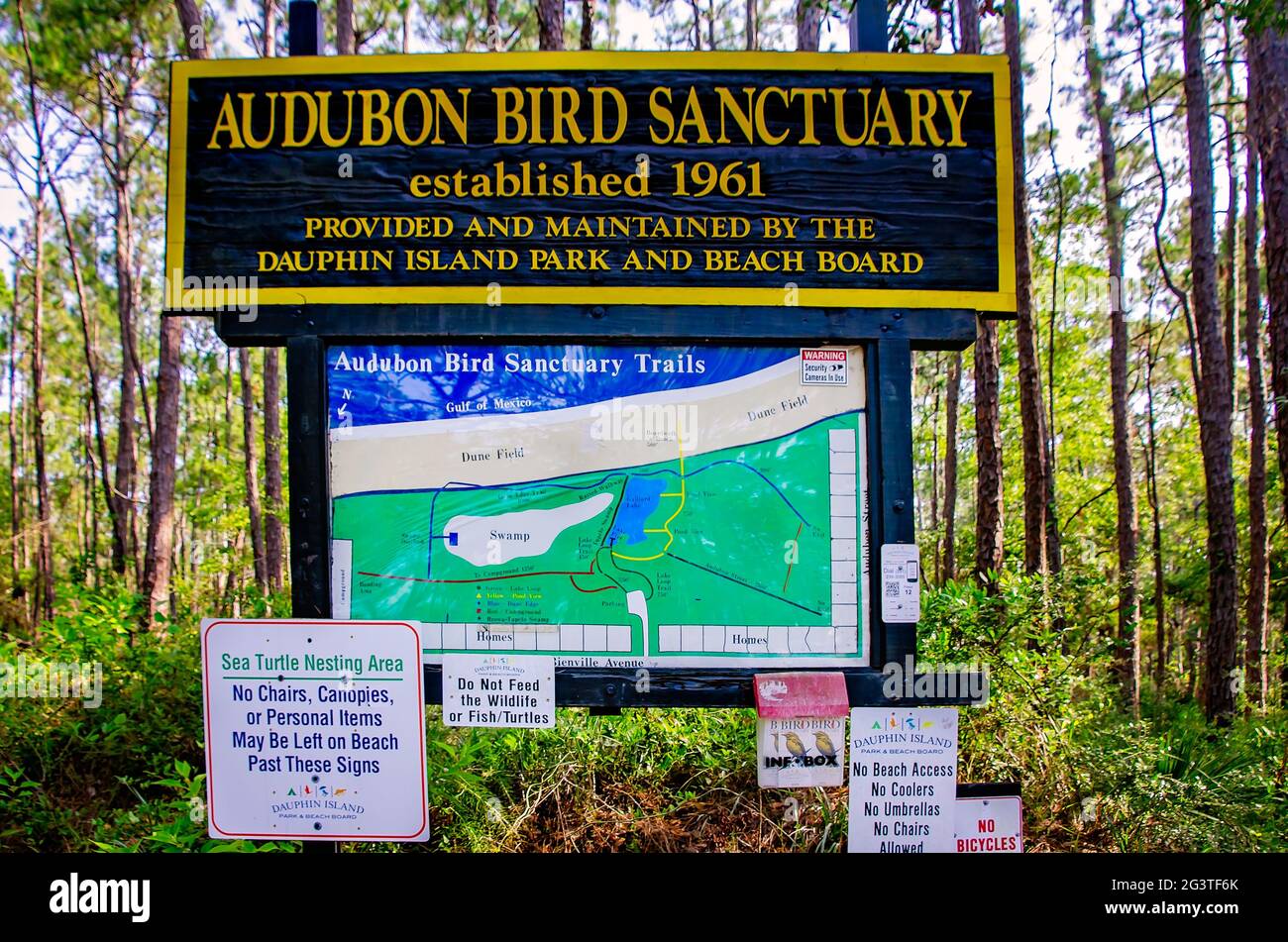 Un cartel está en la entrada del Audubon Bird Sanctuary, 17 de junio de 2021, en Dauphin Island, Alabama. El santuario de aves fue establecido en 1961. Foto de stock