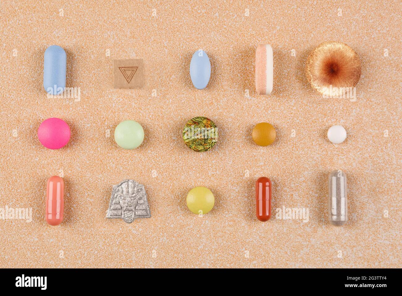 Recogida de medicamentos. Varias drogas coloridas, pastillas y tabletas. Foto de stock