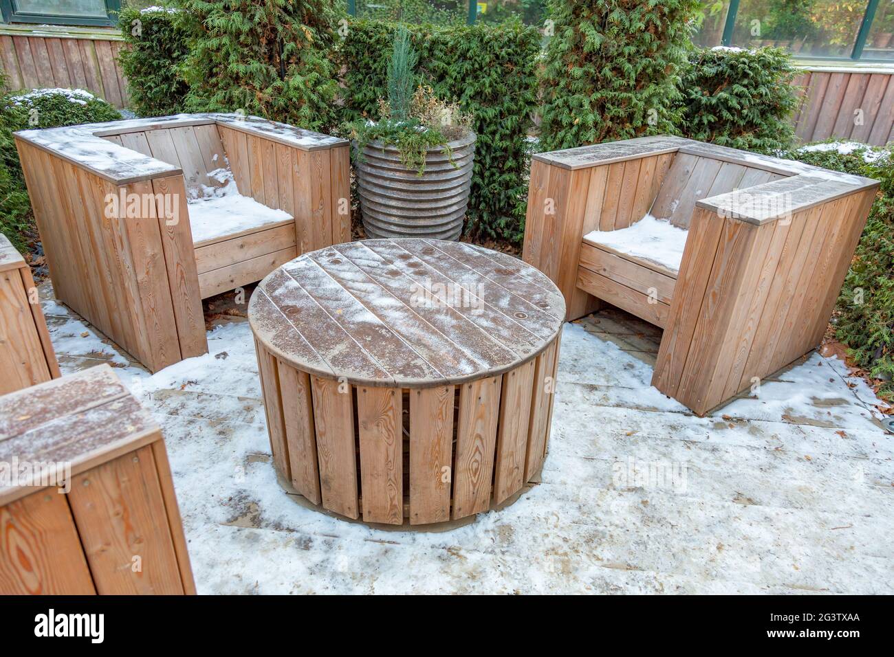 Muebles de madera caseros para el jardín y el patio trasero Fotografía de  stock - Alamy