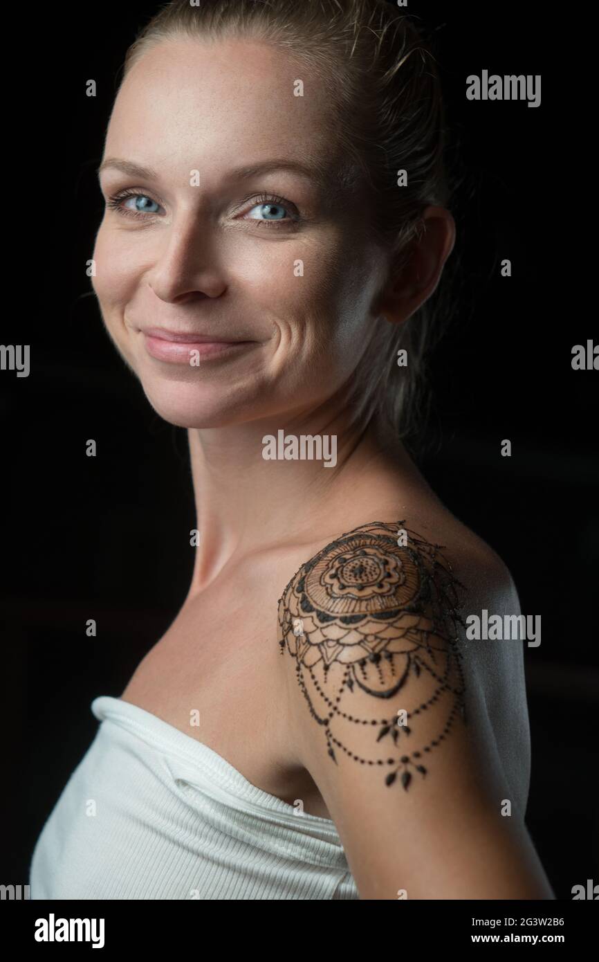 Tatuaje tribal en el hombro fotografías e imágenes de alta resolución -  Alamy