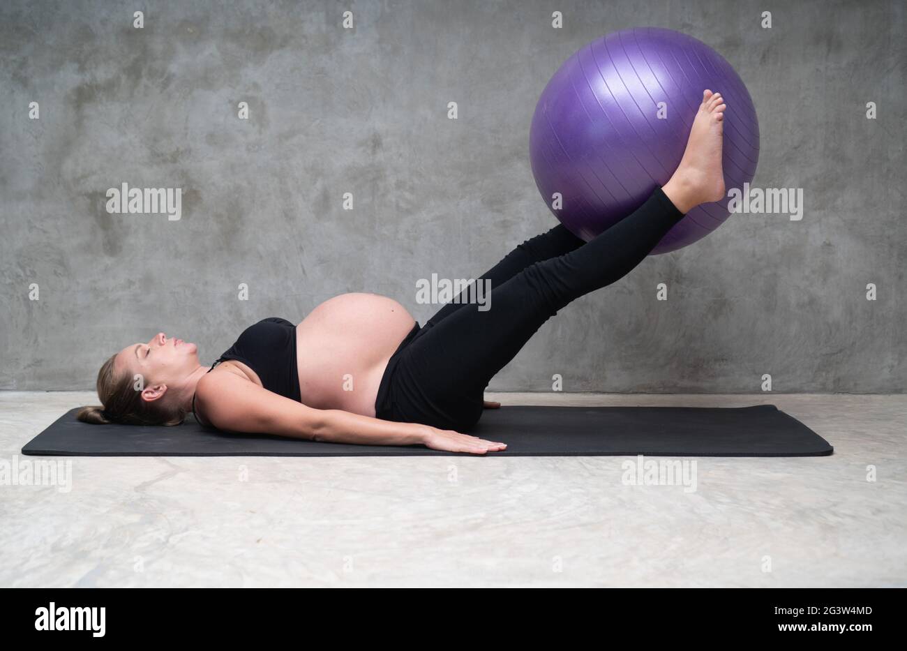 Retrato de una mujer embarazada bastante ejercicios con fitball en el  gimnasio Fotografía de stock - Alamy
