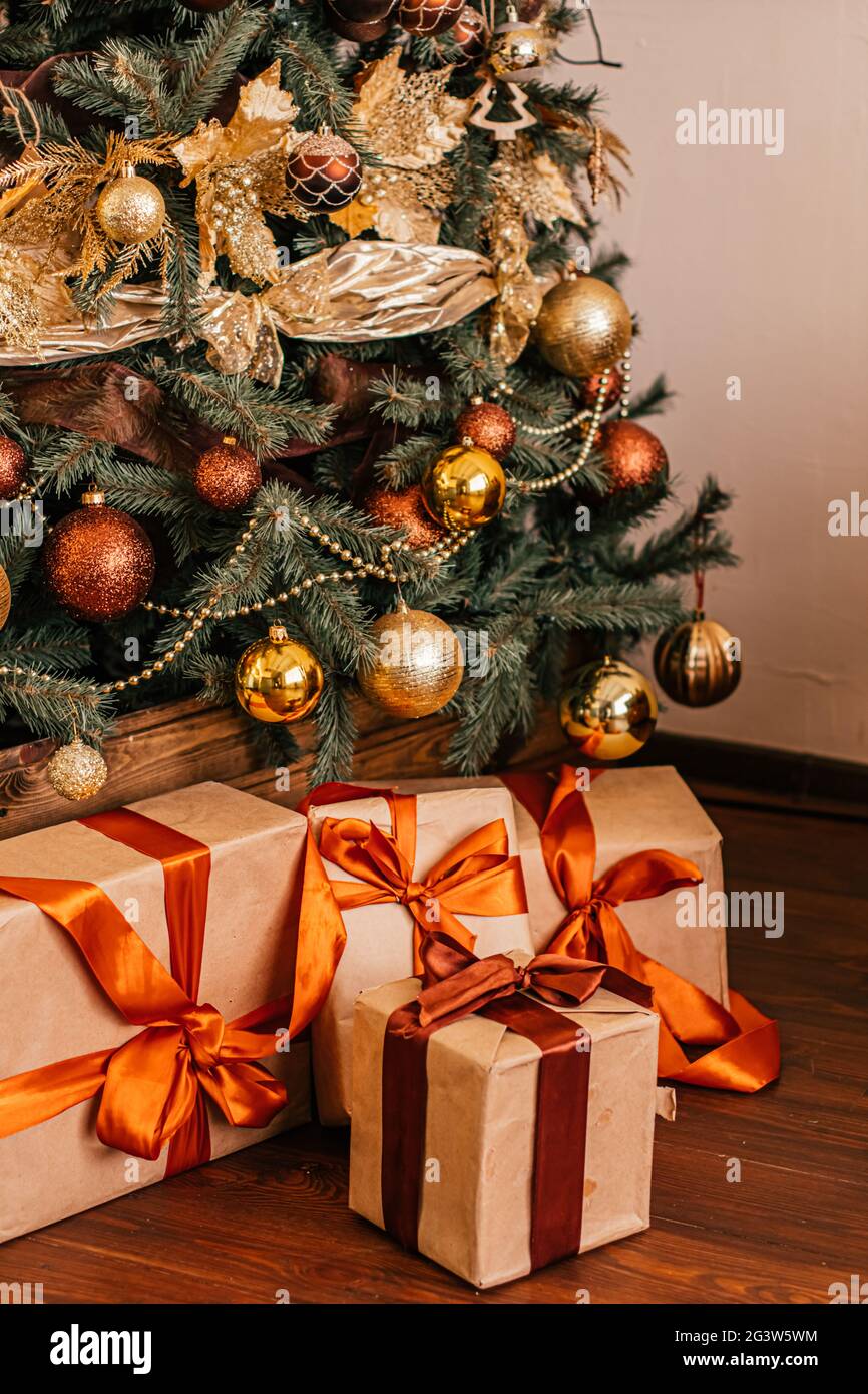 Cajas de regalo y árbol de Navidad dorado, regalos envueltos y decoración  de estilo campestre como decoración de casa de vacaciones Fotografía de  stock - Alamy