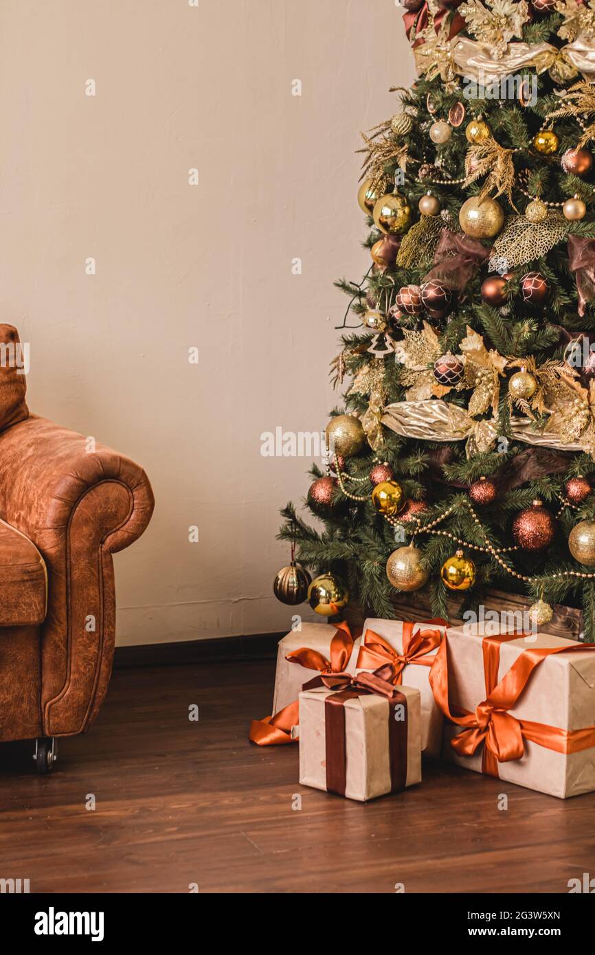 Cajas de regalo y árbol de Navidad dorado, regalos envueltos y decoración  de estilo campestre como decoración de casa de vacaciones Fotografía de  stock - Alamy