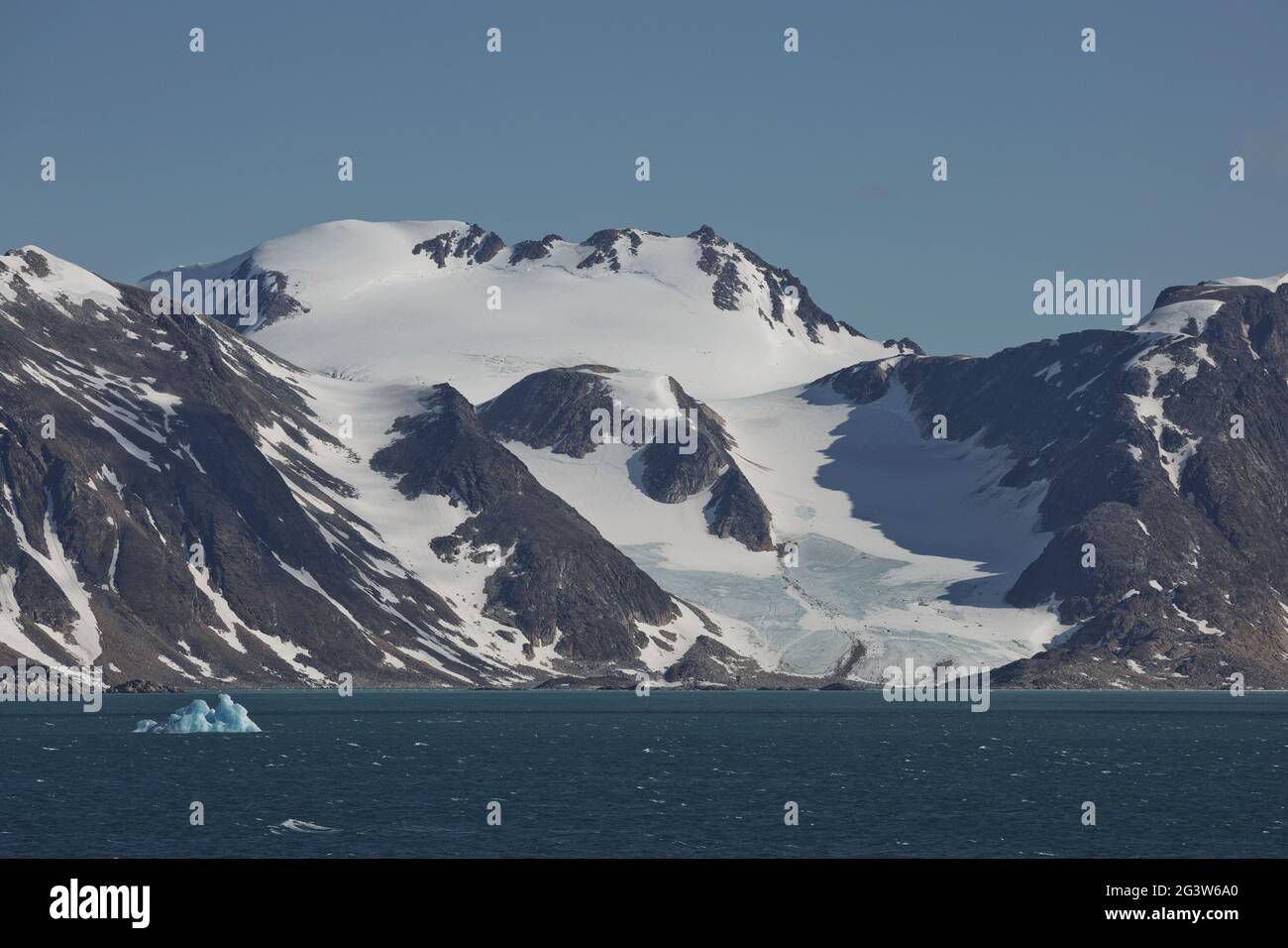 La costa y las montañas del Liefdefjord en las Islas Svalbard (Spitzbergen) en el alto Ártico Foto de stock