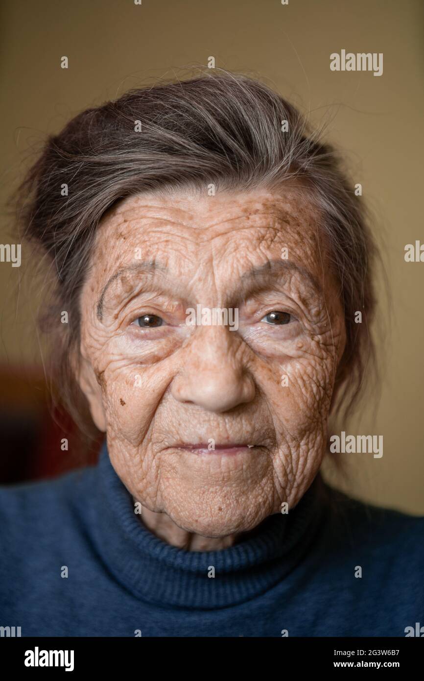Más vieja mujer linda de noventa años de edad caucásica con pelo gris y  arrugado cara mira cámara, lindo amable mirada y smiles.Matur Fotografía de  stock - Alamy