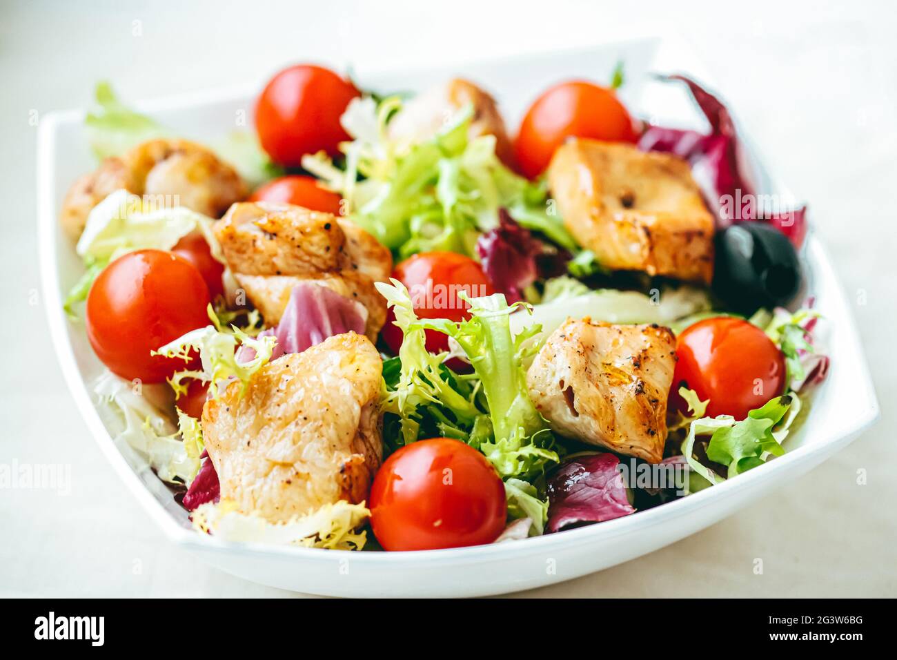 Ensalada de pollo con tomates cherry, lechuga y verduras para una dieta  saludable, servicio de entrega de alimentos y pedido en línea Fotografía de  stock - Alamy