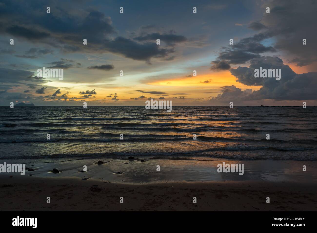 La playa Damai en la península de Santubong al sol Foto de stock