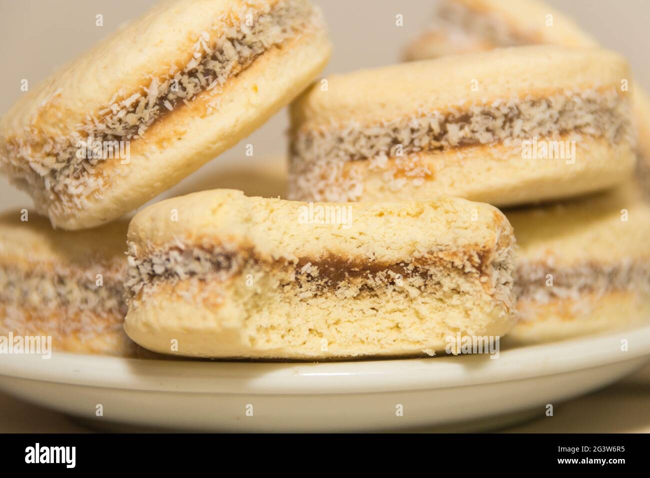 Alfajores de maicena y dulce de leche, tradicional de la gastronomía argentina Foto de stock