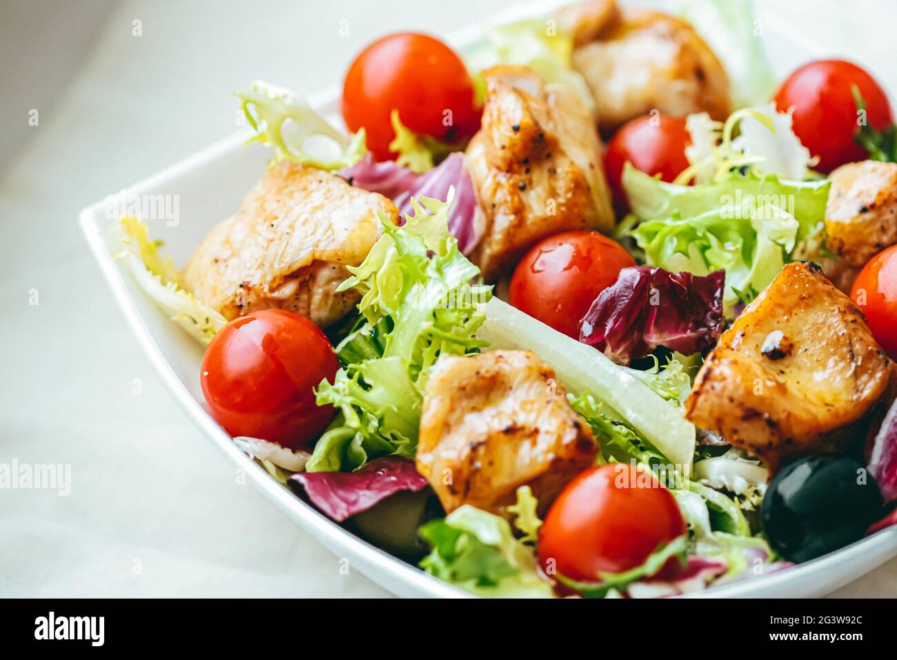 Ensalada de pollo con tomates cherry, lechuga y verduras para una dieta  saludable, servicio de entrega de alimentos y pedido en línea Fotografía de  stock - Alamy