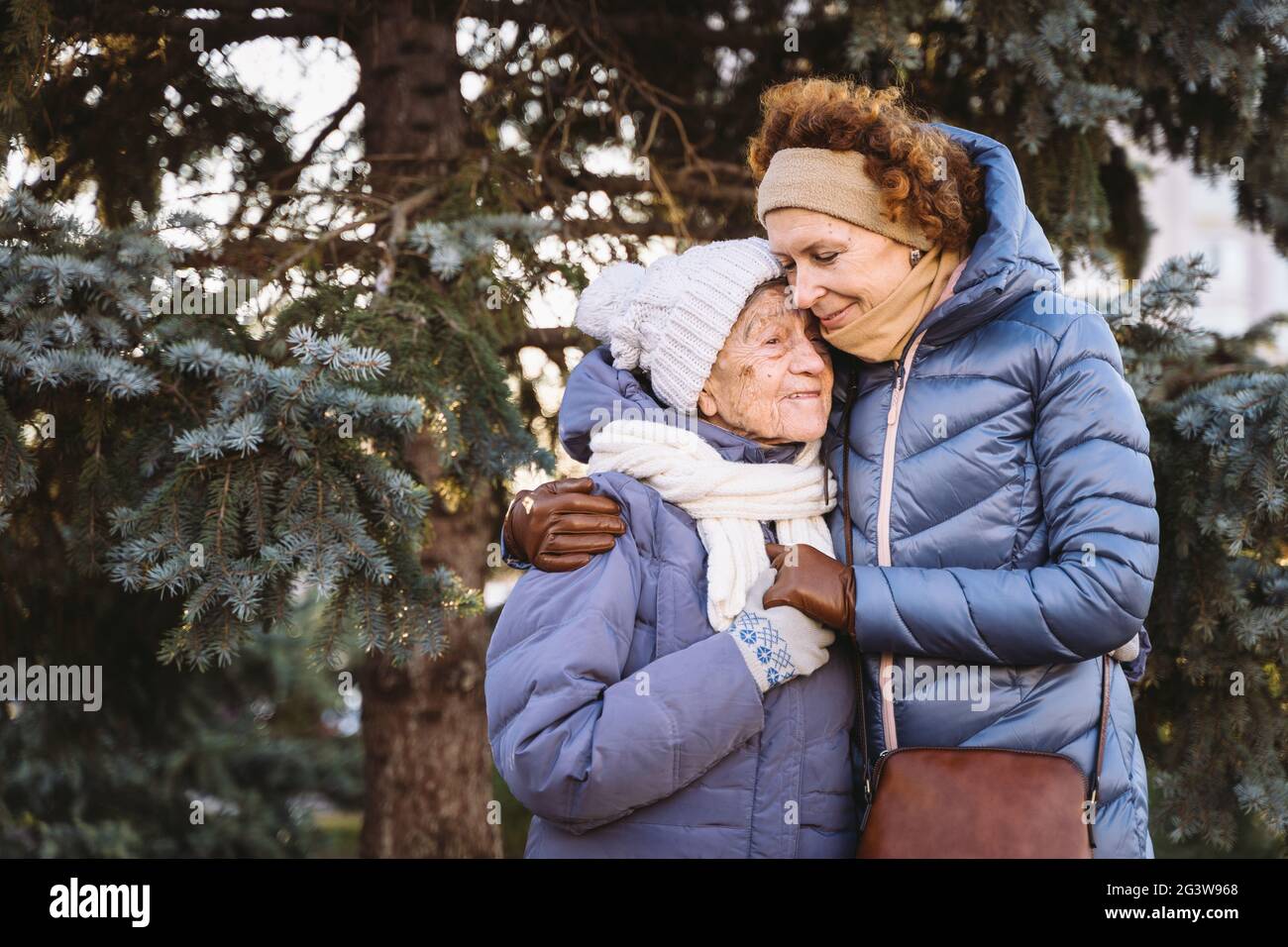 Pareja de mujeres maduras caucásicas y mujeres mayores están felices de pasar tiempo juntos en Navidad y Año Nuevo, sonriendo Foto de stock