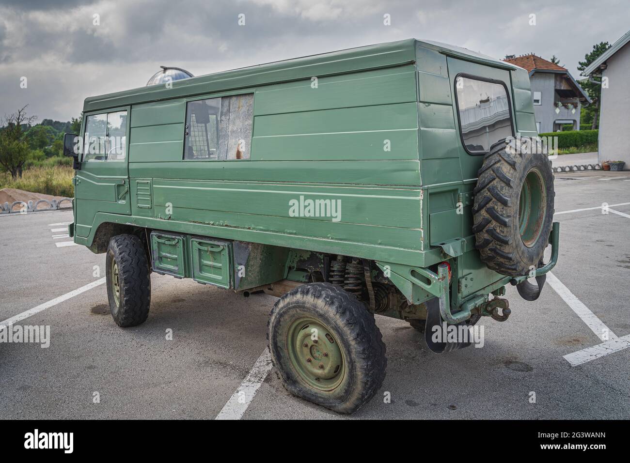 Junio de 2019 Impar vehículo, más probablemente personalizado militar Volvo 4x4 van desde 70s Foto de stock