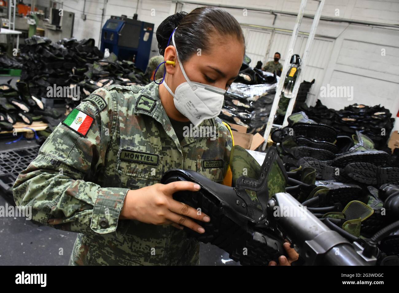 No Exclusivo: CIUDAD DE MÉXICO, MÉXICO - JUNIO 16: Una mujer militar es  vista durante el proceso de producción de botas del Ejército Mexicano en la  Fábrica de Mili Fotografía de stock - Alamy