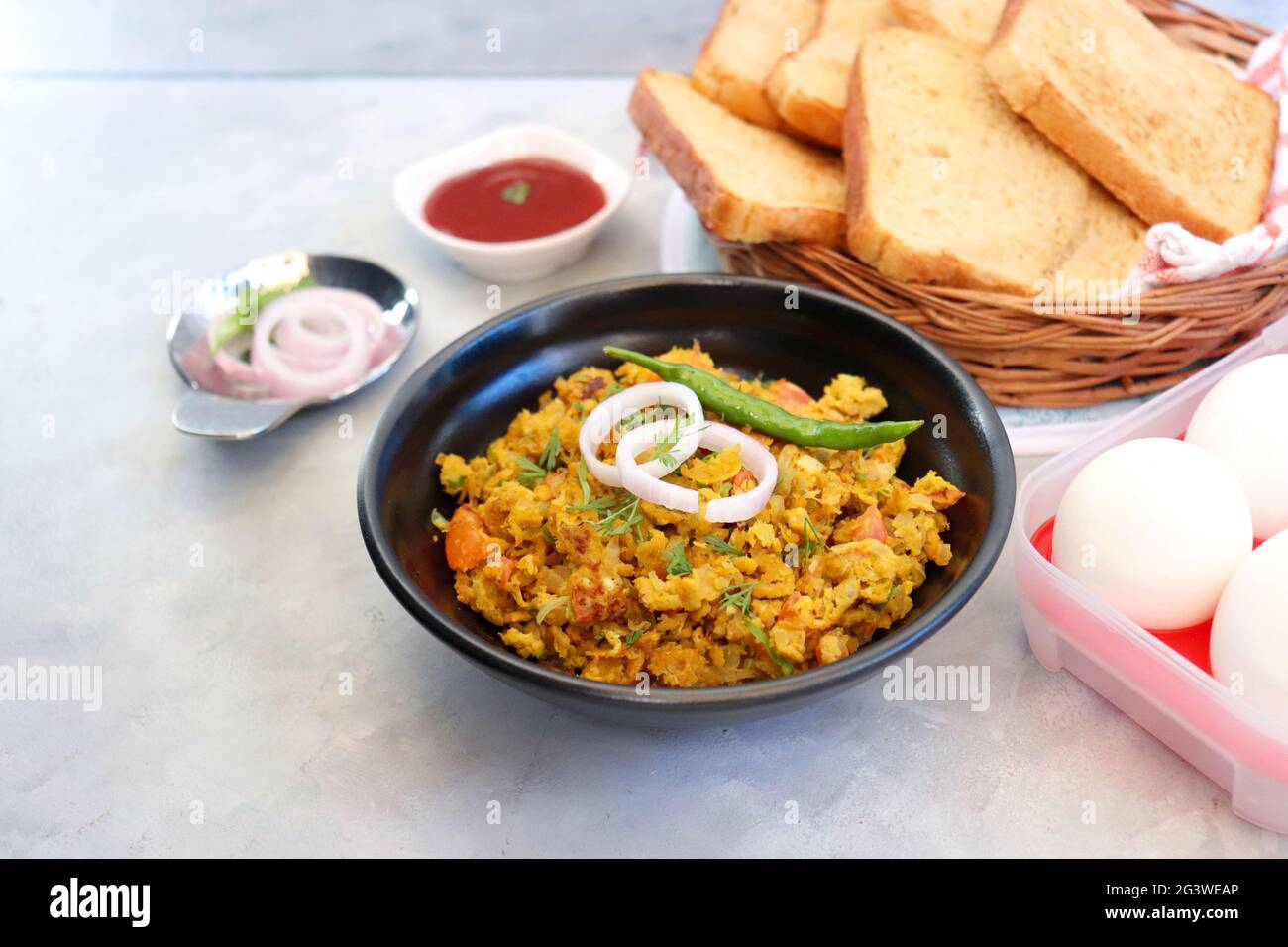 Plato de desayuno indio Parsi Akuri o Anda Bhurji o huevos revueltos