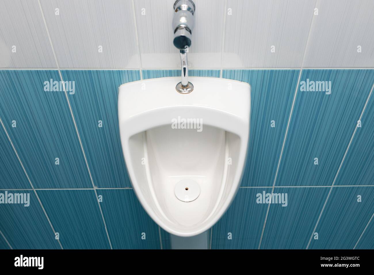 Baño para hombres. Un macho orinal con un drenaje Fotografía de stock -  Alamy