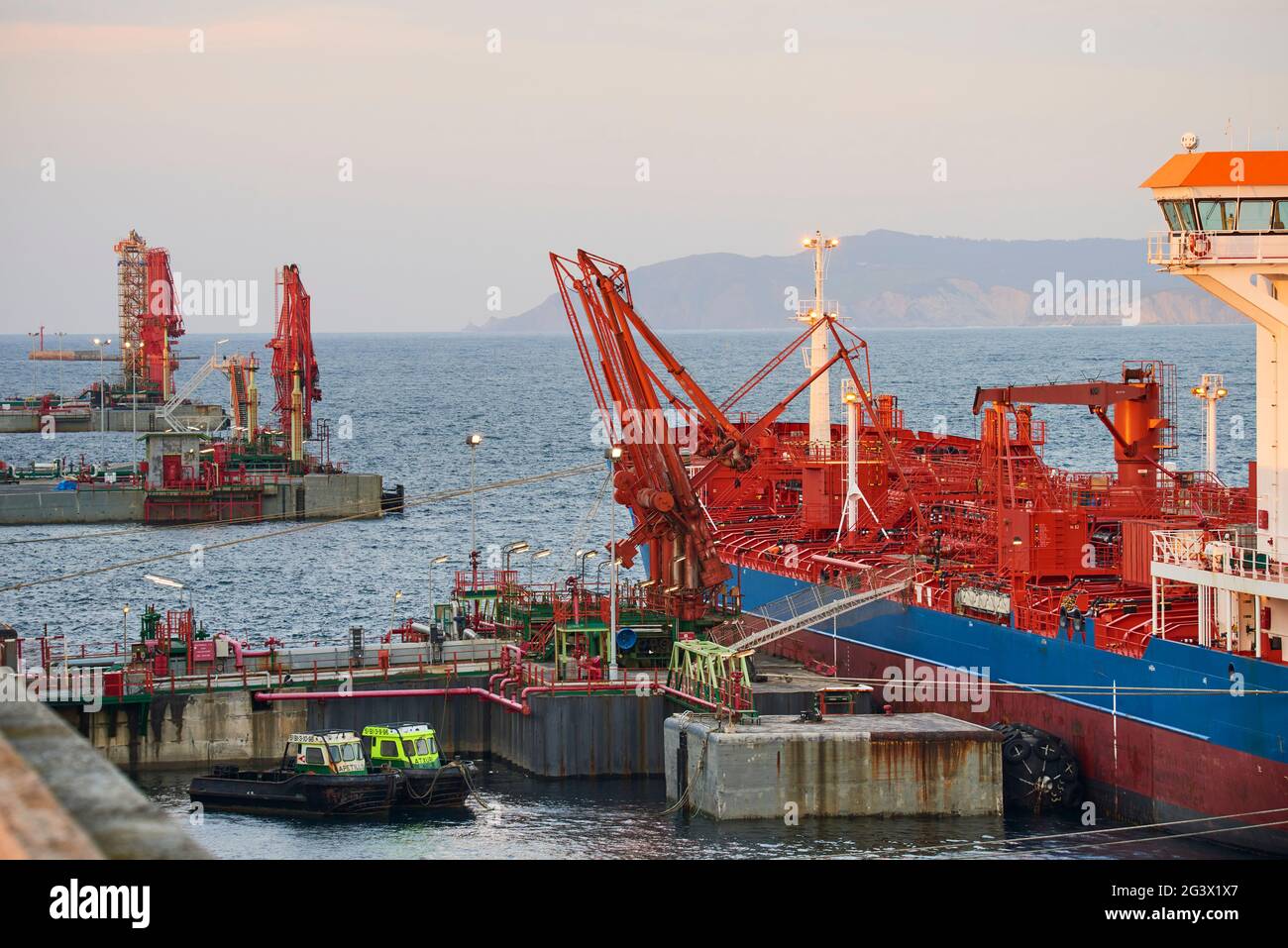Vista de la refinería terminal en el Puerto de Bilbao, Vizcaya, País Vasco, Euskadi, España, Europa Foto de stock