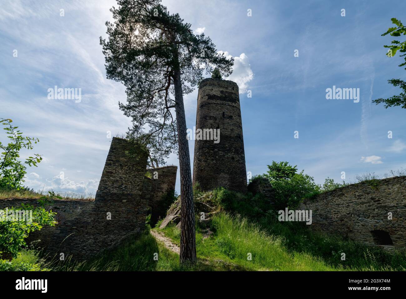 Las ruinas románticas del Castillo Gutstejn con su hermoso paisaje se encuentran sobre el afluente del arroyo Utersky al sureste de Bezdruzice Foto de stock
