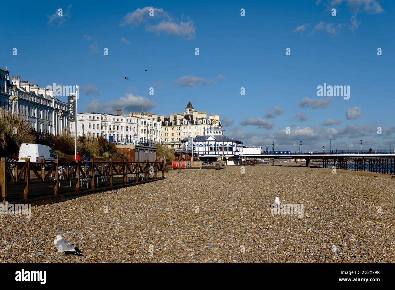 EASTBOURNE, EAST SUSSEX, Reino Unido - ENERO 28 : Vista del paseo marítimo en Eastbourne, East Sussex el 28 de enero de 2019. Peo no identificado Foto de stock