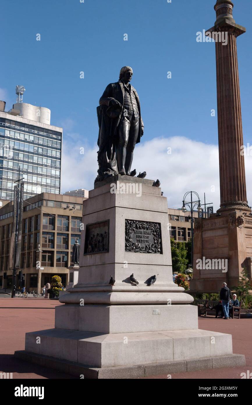 Estatua de Robert Burns, bardo nacional de Escocia, George, Square, Glasgow, Escocia Foto de stock