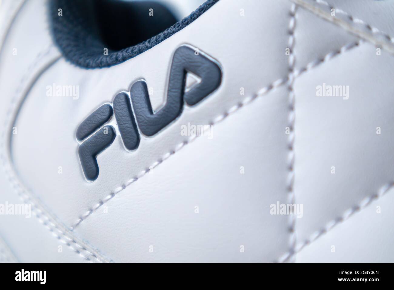 Firma de calzado Fila. Una de las empresas de ropa deportiva más grandes  del mundo. Nuevas y hermosas sneakers blancas con logotipo de Fila. El  concepto de sho deportivo y casual Fotografía