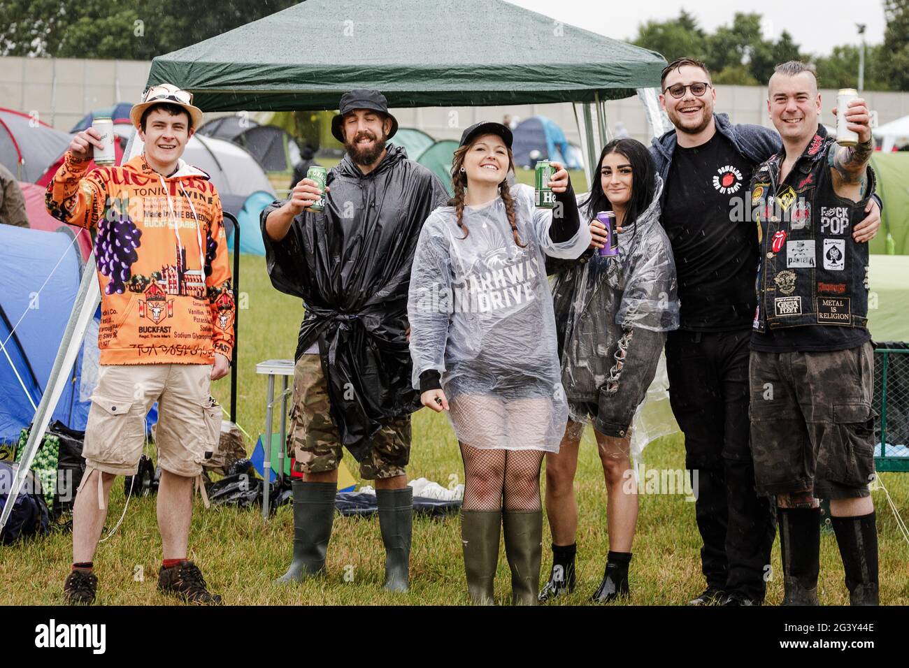 Donington Park, Leicestershire, Reino Unido. 18th de junio de 2021. Los asistentes al festival llegan al festival Download Pilot, Reino Unido. El evento piloto es un festival de acampada con capacidad para 10.000 personas y parte de la segunda fase del Programa de Investigación de Eventos del Gobierno. El primer festival de fin de semana completo con campistas en el Reino Unido desde el cierre del 2020 de marzo. Todos los que se encuentran en el centro habrán realizado una prueba de flujo lateral antes de la entrada, habrán recibido un resultado negativo y también habrán realizado una prueba de PCR. A todos se les permite cantar, bailar e incluso abrazar sin una máscara o distanciamiento social. Crédito: Andy Gallagher/Alamy Live News Foto de stock