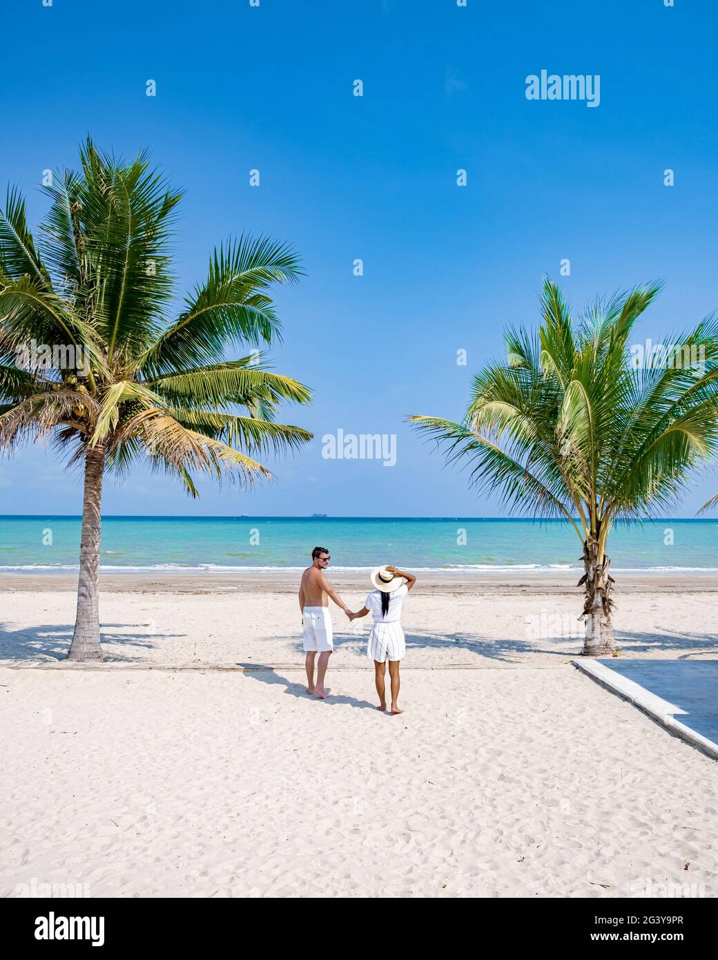 Una pareja de vacaciones en Tailandia, provincia de Chupon, playa tropical  blanca con palmeras, Wua Laen playa Chumphon zona Tailandia Fotografía de  stock - Alamy