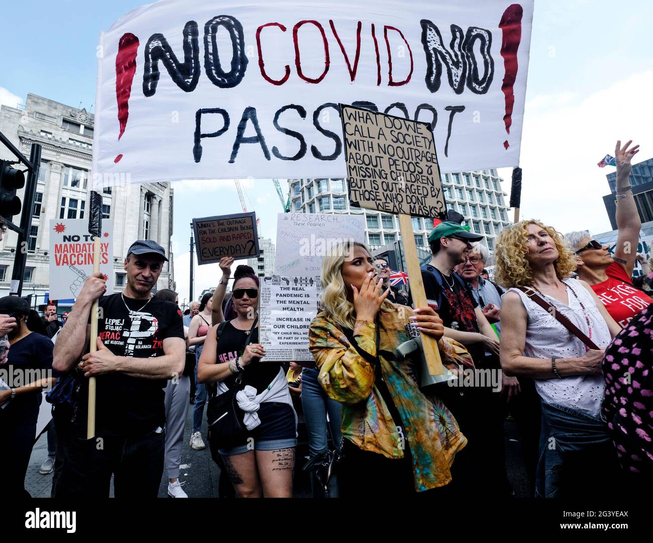 Manifestantes anti-VAX anti-bloqueo marchan por el centro de Londres protestando contra los gobiernos Covid medidas, incluyendo pasaportes de vacunación y restricciones a la apertura de cierre.Mayo 29 2021 Foto de stock