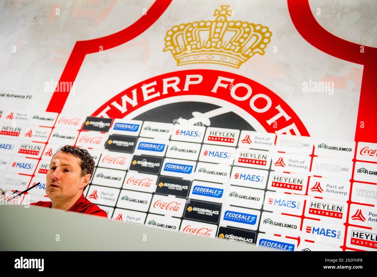 Brian Priske habla con la prensa durante una conferencia de prensa del club de fútbol belga Royal Antwerp FC, el viernes 18 de junio de 2021 en Amberes, para presentar su ne Foto de stock