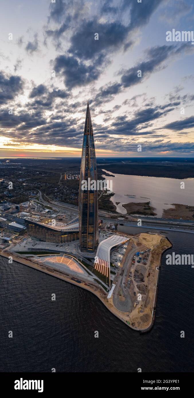 Rusia, San Petersburgo, 06 de mayo de 2020: Imagen panorámica aérea del centro Lakhta del rascacielos al atardecer, la iluminación nocturna está encendida, It i Foto de stock