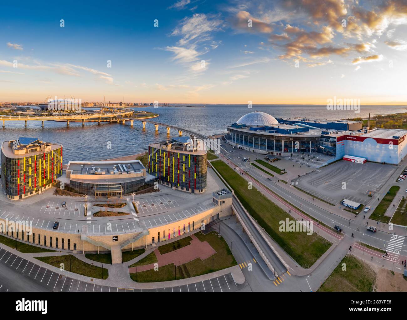 Rusia, San Petersburgo, 06 de mayo de 2020: Imagen panorámica aérea del centro de comercio Piterland al atardecer, Parque de 300 aniversarios y de Foto de stock