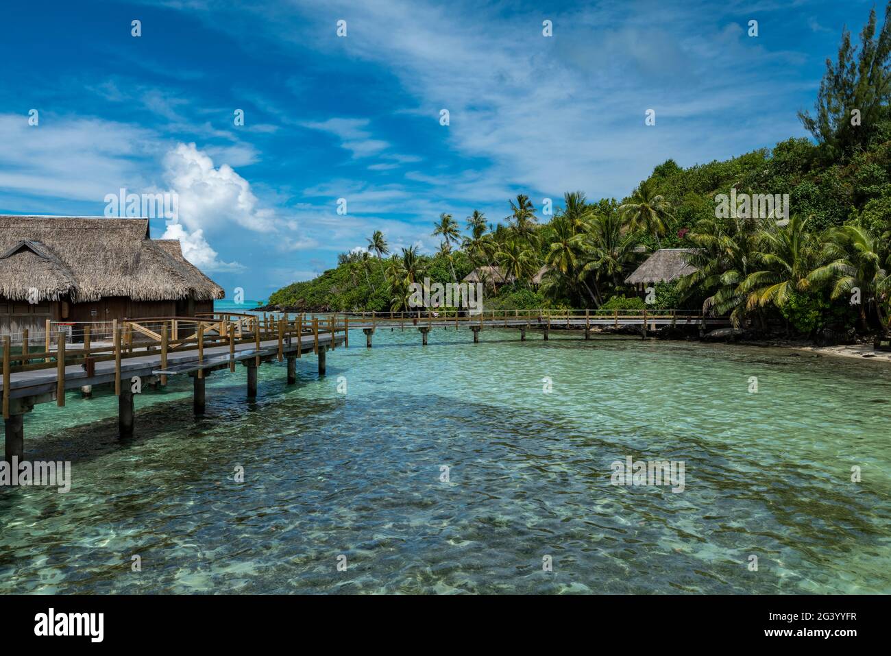 Pasarela de madera y bungalows sobre el agua en Sofitel Bora Bora Private Island Resort, Bora Bora, Islas Leeward, Polinesia Francesa, Pacífico Sur Foto de stock