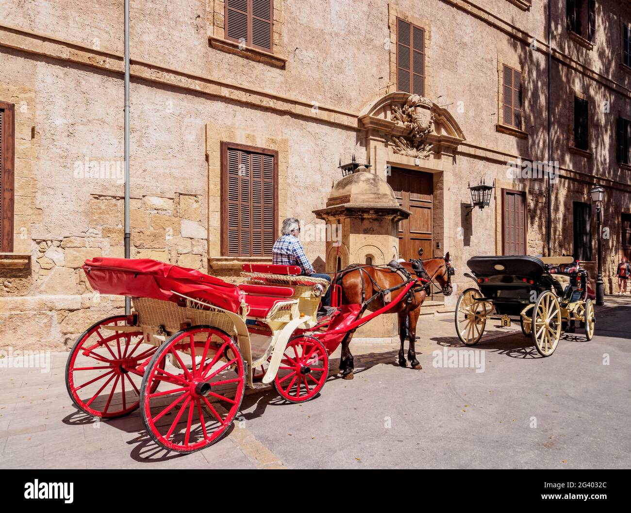 Carruajes de caballos en Carrer del Palau Reial, Palma de Mallorca, Mallorca, Islas Baleares, España Foto de stock