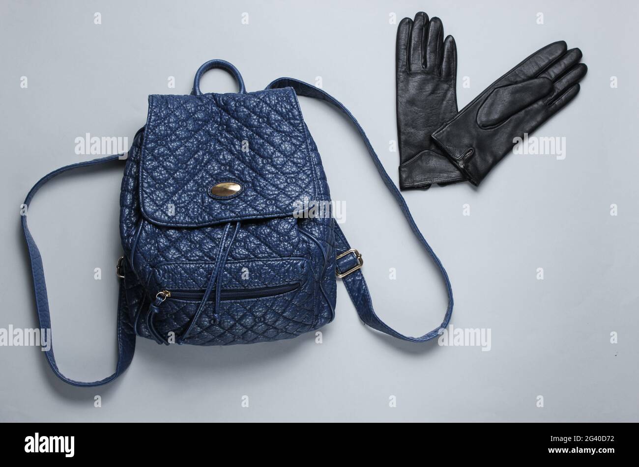 Mochila de cuero de moda, guantes sobre fondo gris. Accesorios de  tendencia. Vista superior Fotografía de stock - Alamy