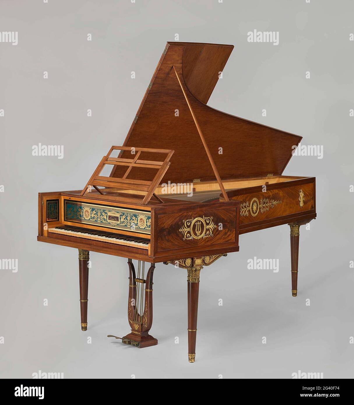 Pianoforte. El rey Luis Napoleón ordenó este suntuoso piano a su esposa  musical Hortense, que también tocó el arpa y el clavecín. Estaba destinado  a la sala de conciertos del Palacio Real