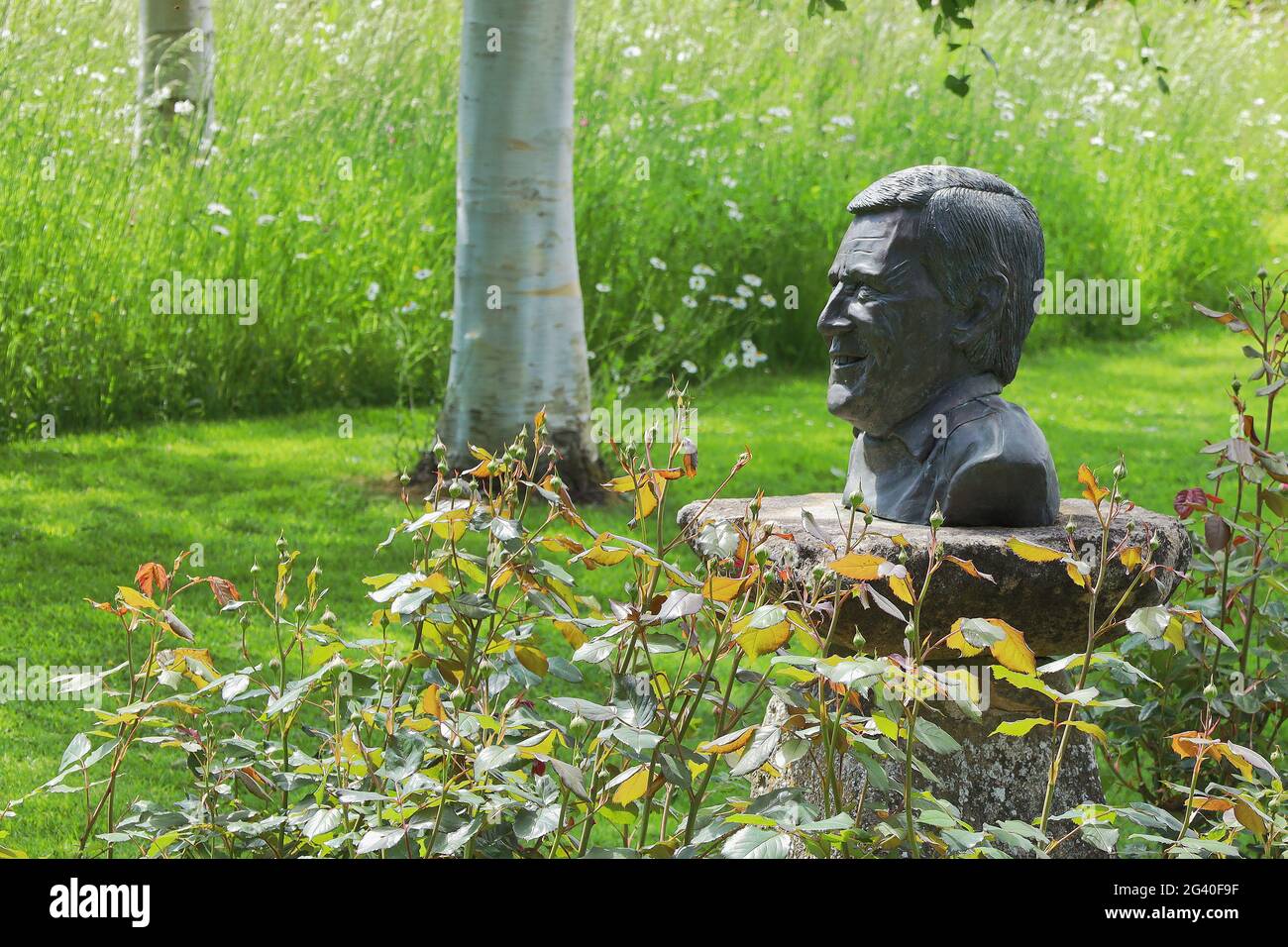 Busto del difunto Geoff Hamilton, jardinero y locutor de celebridades de la BBC, en Barnsdale Gardens, Rutland, Inglaterra, Reino Unido Foto de stock