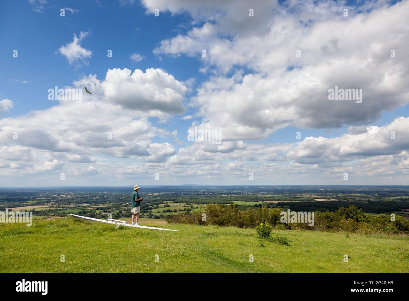 DEVILS DYKE, BRIGHTON/SUSSEX - 22 DE JULIO: Aviones modelo voladores en Devil's Dyke cerca de Brighton el 22 de julio de 2011. Persona no identificada Foto de stock