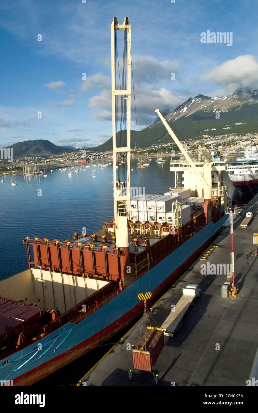 Buque contenedor de carga en el puerto de Ushuaia, Tierra del Fuego, Argentina. #1208SA Foto de stock