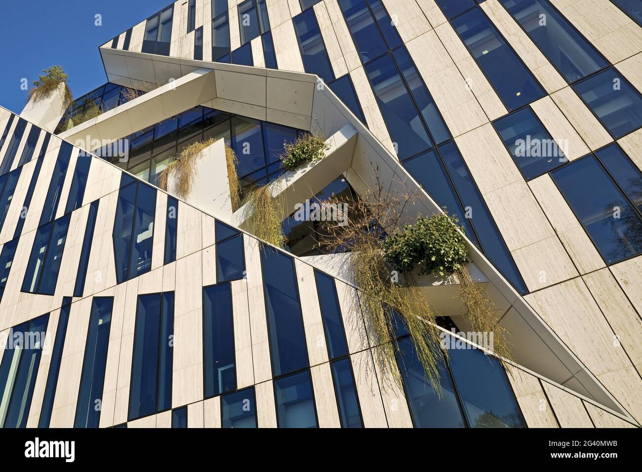 Fachada del Ko-Bogen con corte, arquitecto Daniel Libeskind, DÃ¼sseldorf, Alemania, Europa Foto de stock