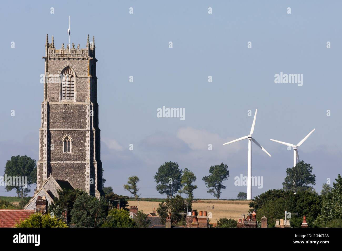 Los nuevos molinos de viento y antigua iglesia en Winterton-en-Mar. Foto de stock