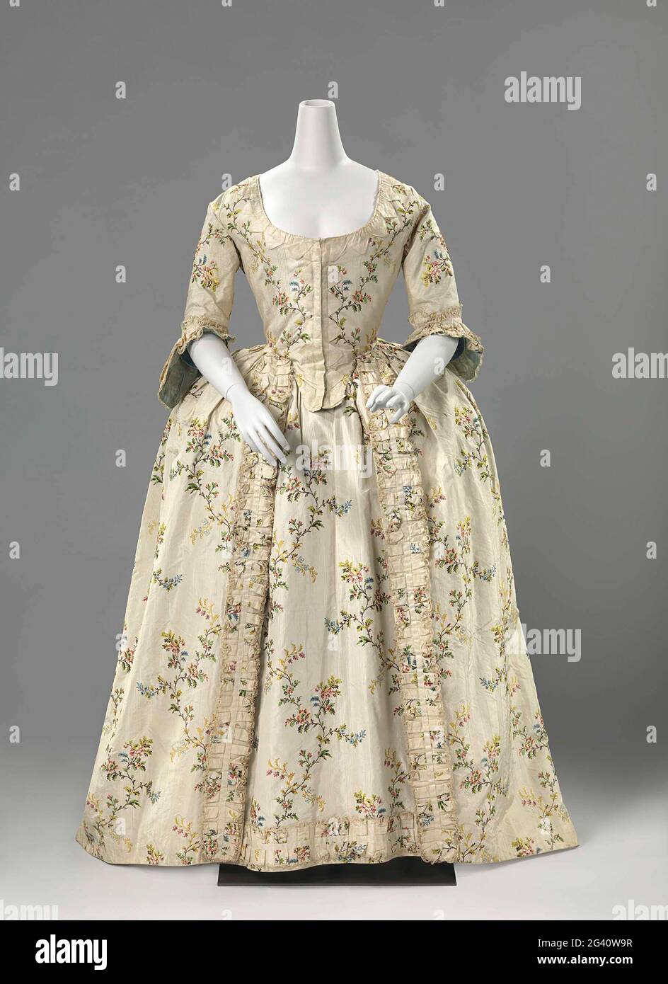 Vestido de boda de seda florida. En el siglo 18th, las novias llevaban  vestidos en tonos claros de azul, amarillo y rosa o con diseños bordados o  tejidos de moda. Sólo las