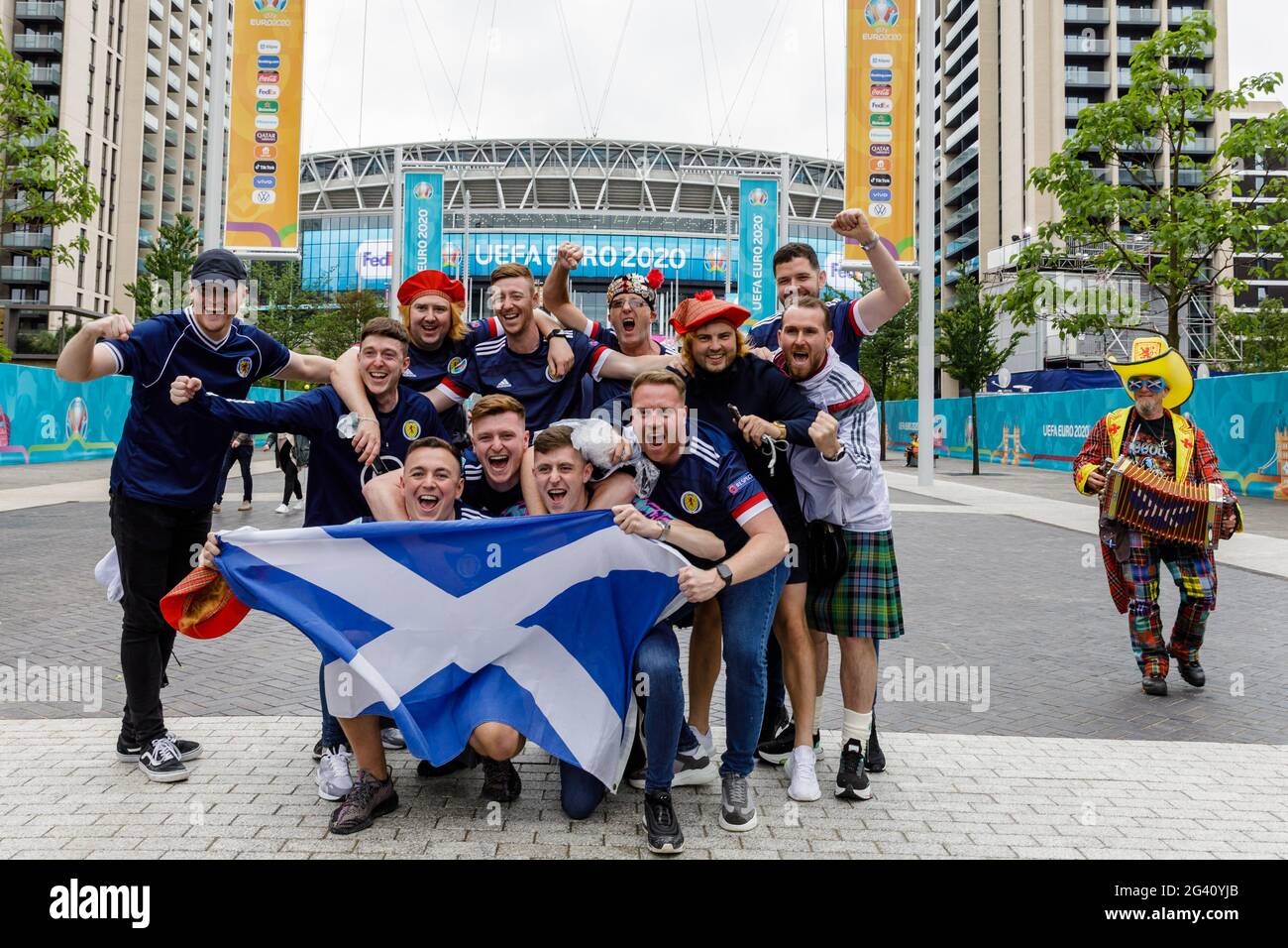 Wembley Stadium, Wembley Park, Reino Unido. 18th de junio de 2021. Los fanáticos de Escocia, el 'Tartan Army' en la vía olímpica por delante de LA EURO 2020. Escocia se enfrentará a Inglaterra en su partido del Grupo D de 2nd del Campeonato Europeo de Fútbol de la UEFA en el estadio de Wembley esta noche con un despegue de 8pm:00. Crédito: amanda Rose/Alamy Live News Foto de stock