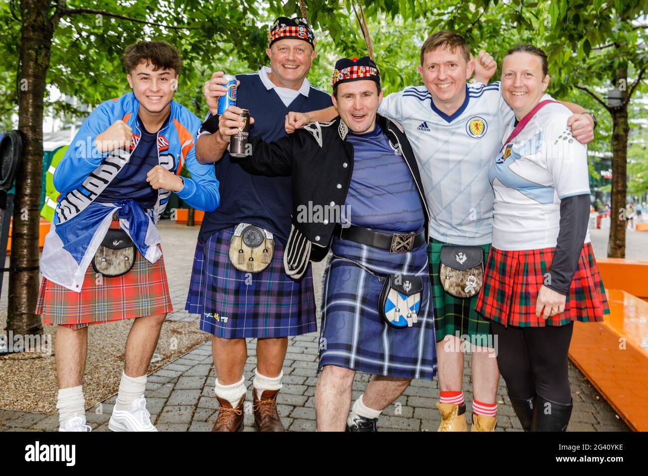 Wembley Stadium, Wembley Park, Reino Unido. 18th de junio de 2021. Los fanáticos de Escocia, el 'Tartan Army' en la vía olímpica por delante de LA EURO 2020. Escocia se enfrentará a Inglaterra en su partido del Grupo D de 2nd del Campeonato Europeo de Fútbol de la UEFA en el estadio de Wembley esta noche con un despegue de 8pm:00. Crédito: amanda Rose/Alamy Live News Foto de stock