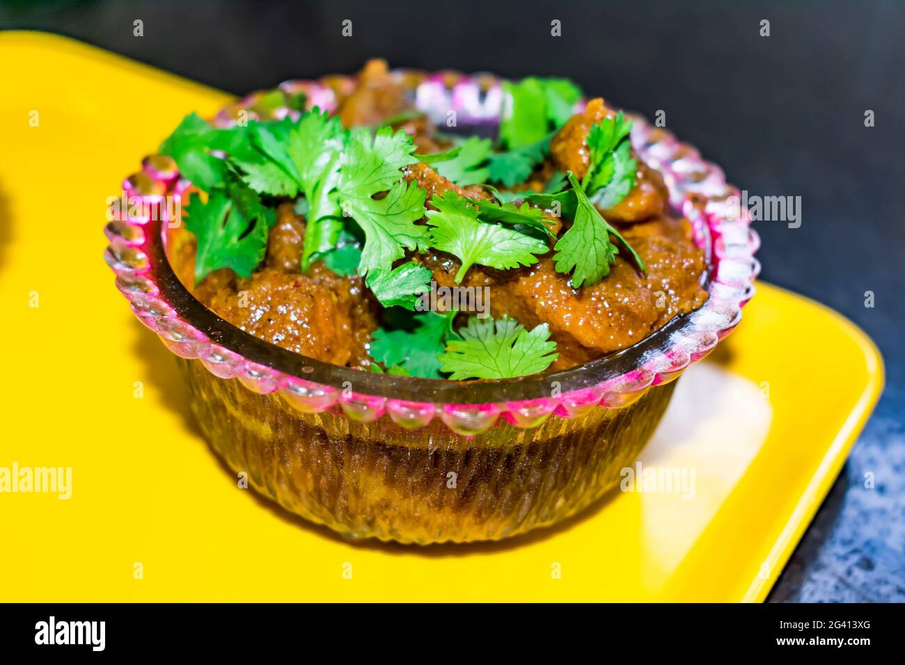 pollo masala picante hecho en casa en estilo indio vista cercana que parece impresionante en sartén. Foto de stock