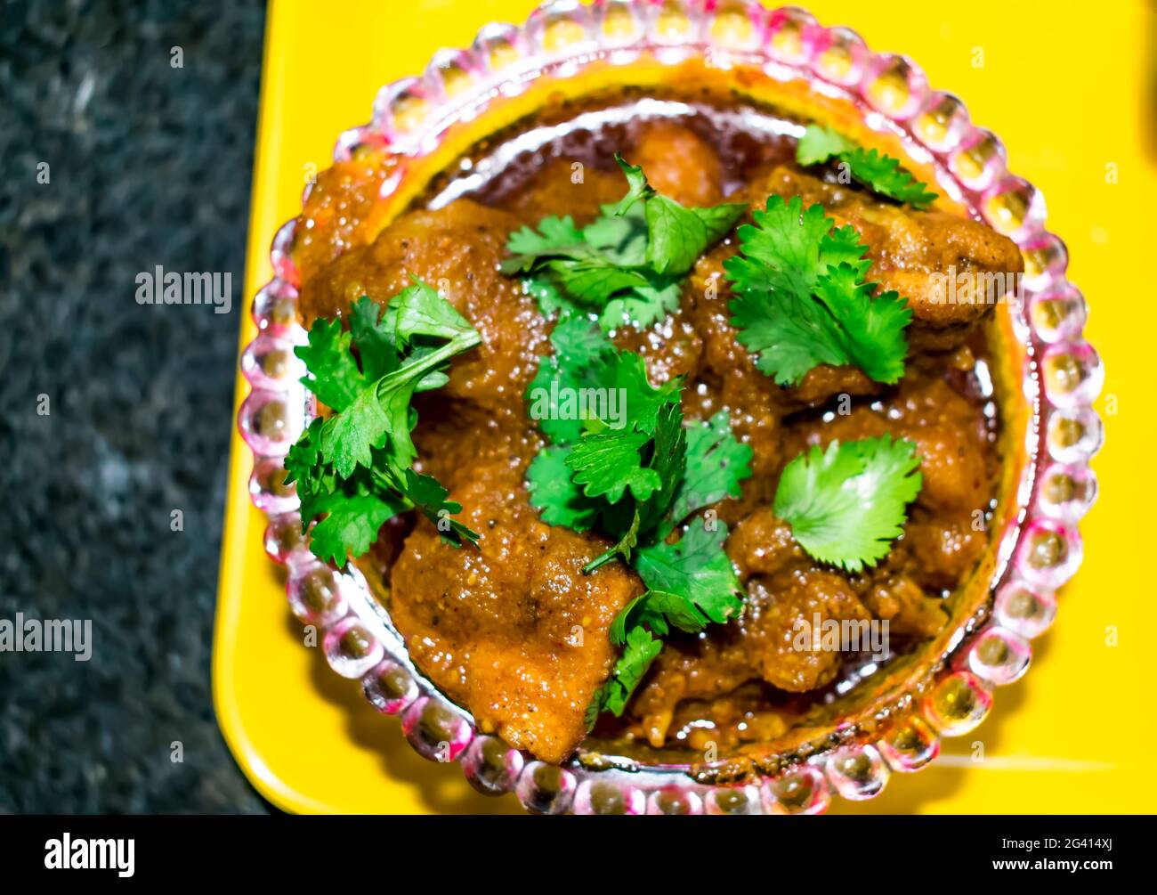 pollo masala picante hecho en casa en estilo indio vista cercana que parece impresionante en sartén. Foto de stock