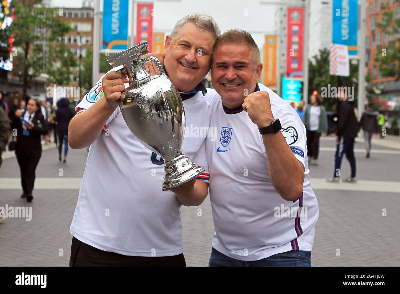 Londres, Reino Unido. 18th de junio de 2021. Los aficionados a Inglaterra posan con una réplica del trofeo del Campeonato Europeo fuera del suelo. Escenas por delante del partido de la UEFA EURO 2020, Inglaterra contra Escocia, Wembley Stadium, Londres, el viernes 18th de junio de 2021. Esta imagen sólo puede utilizarse con fines editoriales. pic de Steffan Bowen/Andrew Orchard sports photography/Alamy Live news Crédito: Andrew Orchard sports photography/Alamy Live News Foto de stock