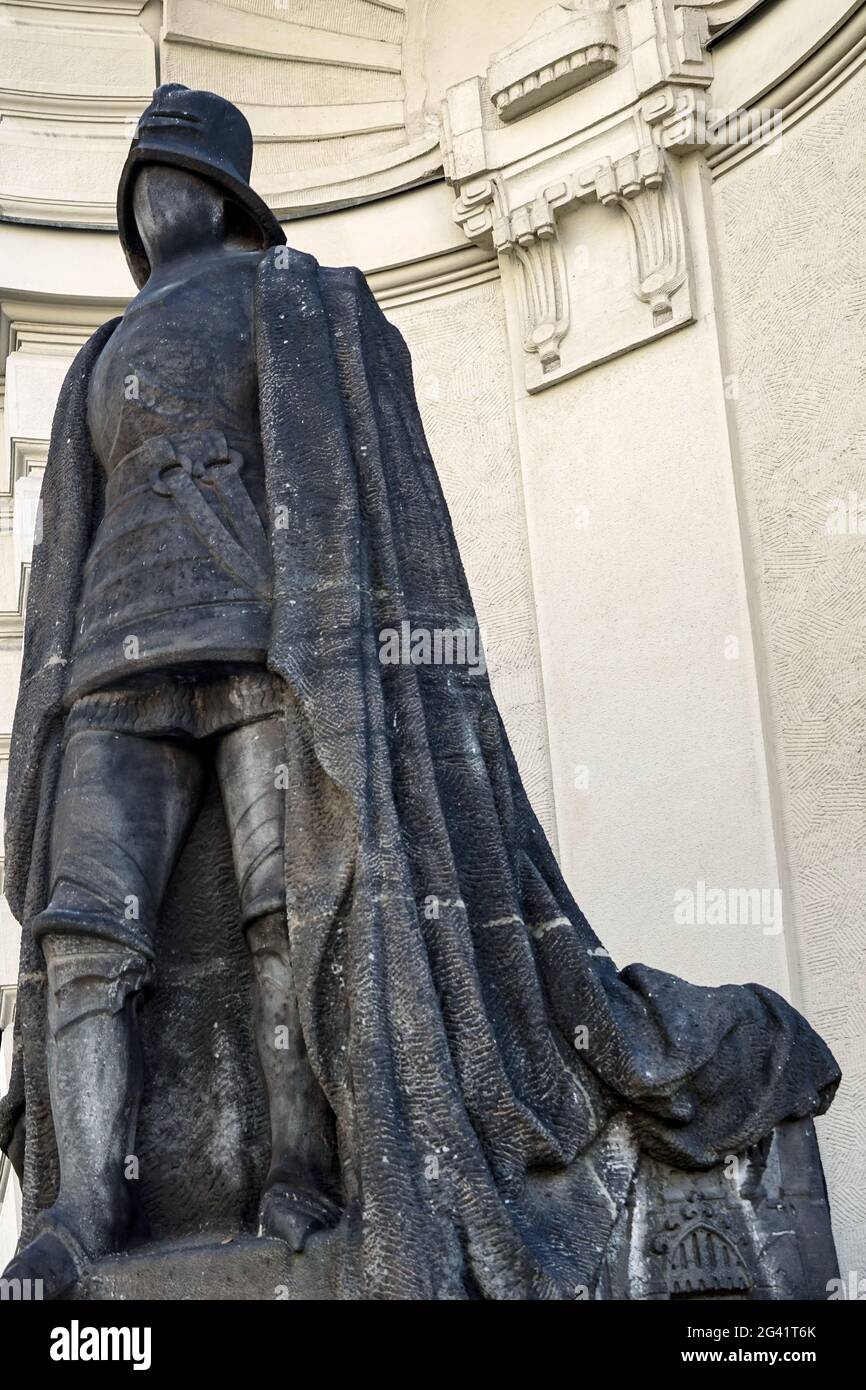 Estatua del hombre del hierro en el Ayuntamiento de la ciudad de Praga Foto de stock