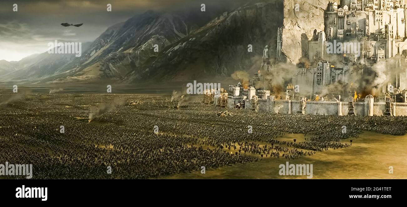 EE.UU. Minas Tirith - La ciudad de Gondor en una escena de (C)Cine de Nueva  Línea: El Señor de los Anillos: El regreso del Rey (2003) . ARGUMENTO:  Gandalf y Aragorn dirigen