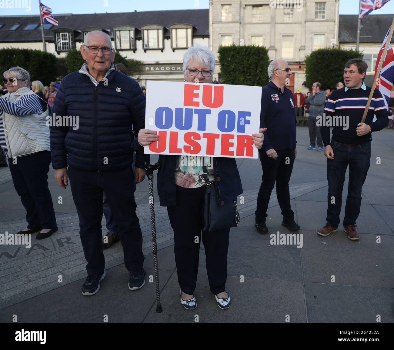 La gente participa en una protesta de los Loyalistas en Newtownards, Condado de Down, contra el Protocolo de Irlanda del Norte. Fecha de la foto: Viernes 18 de junio de 2021. Foto de stock