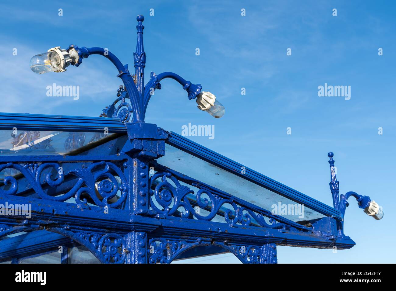 EASTBOURNE, East Sussex/UK - Enero 18 : vista de trabajo del hierro forjado en Eastbourne Pier en East Sussex en Enero 18, 2020 Foto de stock