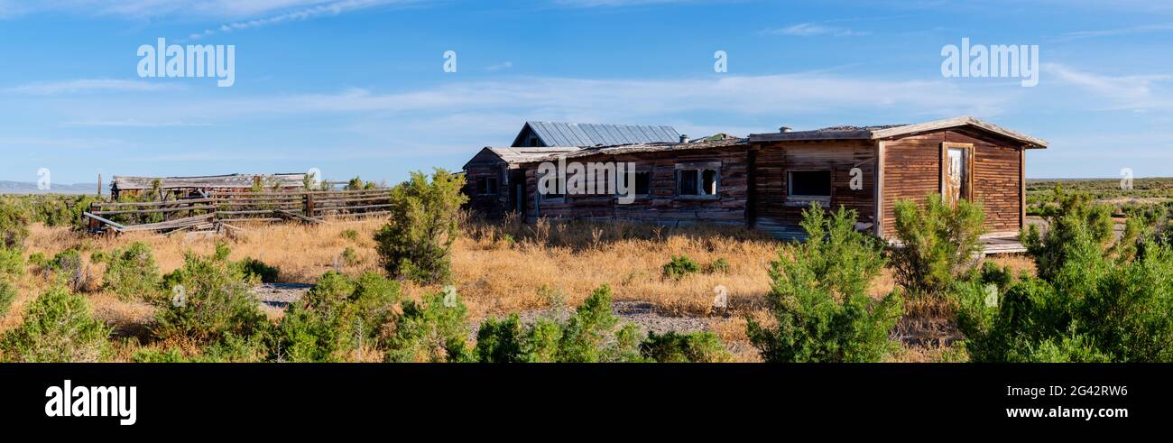 Rancho abandonado en el condado rural de Sweetwater en blanco y negro, Wyoming, Estados Unidos Foto de stock