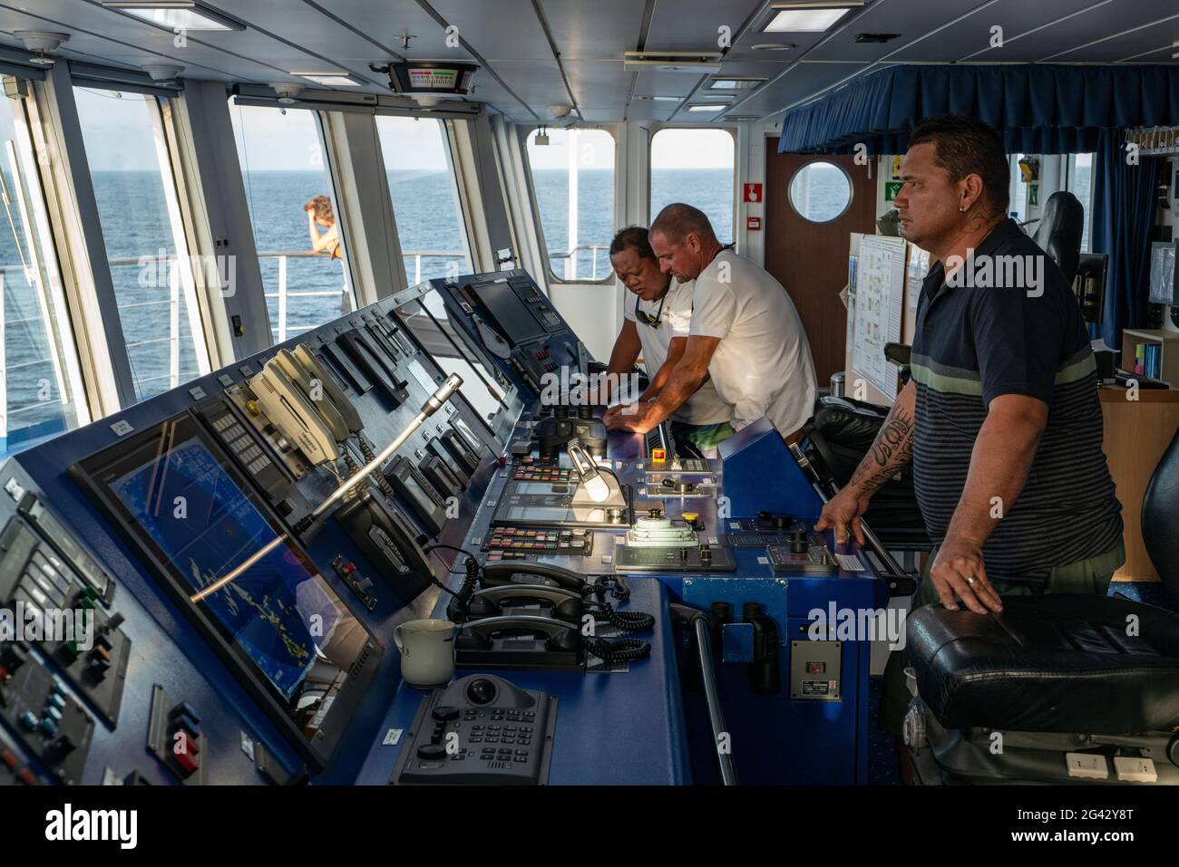 Capitán Christophe Dupuy y oficiales en el puente del buque de carga de pasajeros Aranui 5 (cruceros Aranui), Hakahu, UA Pou, Islas Marquesas, francés Foto de stock